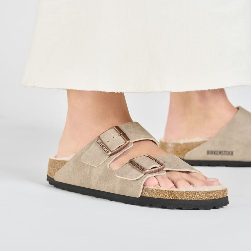 BIRKENSTOCK ARIZONA SHEARLING DÉSERT DUST GRIS TAUPE MICROFIBRE