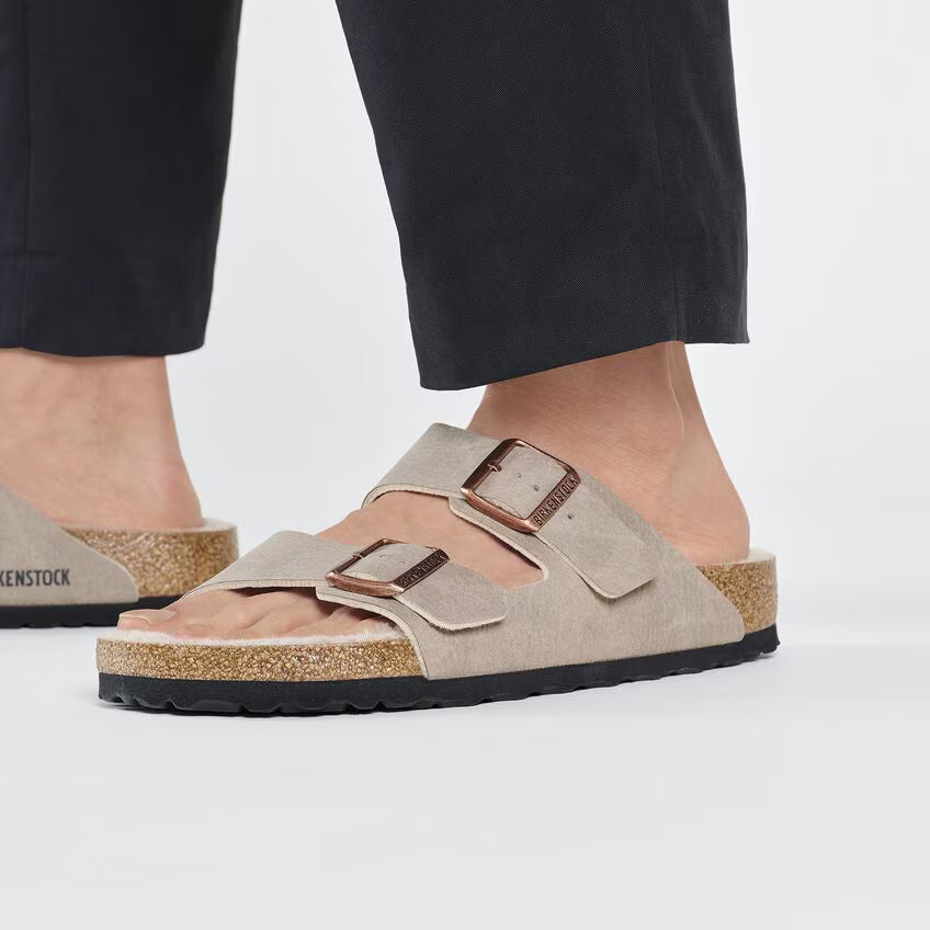 BIRKENSTOCK ARIZONA SHEARLING DÉSERT DUST GRIS TAUPE MICROFIBRE