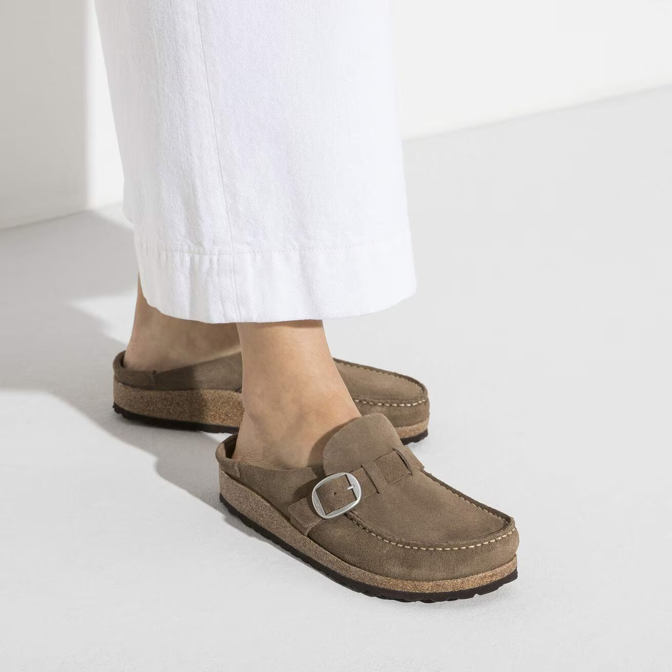 SABOTS BIRKENSTOCK BUCKLEY EN CUIR DAIM GRIS TAUPE