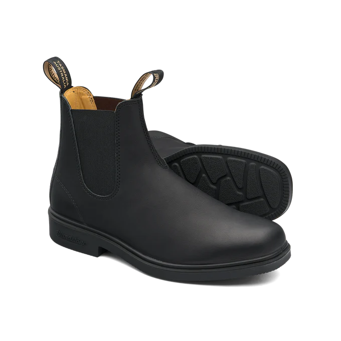 View of pair boots Chisel Toe 068 Black Chelsea Boot Blundstone Canada on a white background.