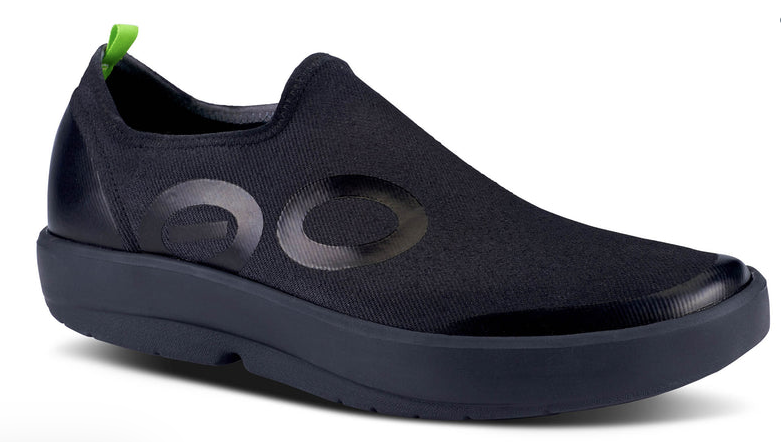 OOFOS OOmg Eezee Men's Sport Shoe BLACK slip-on shoe with a green tag on a white background