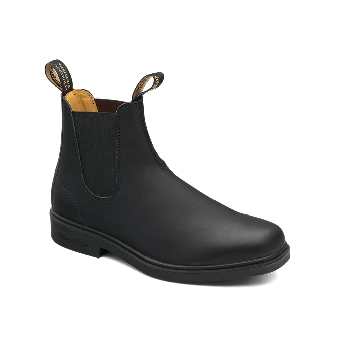 Side view of Chisel Toe 068 Black Boot Blundstone Canada Blundstone Canada on a white background