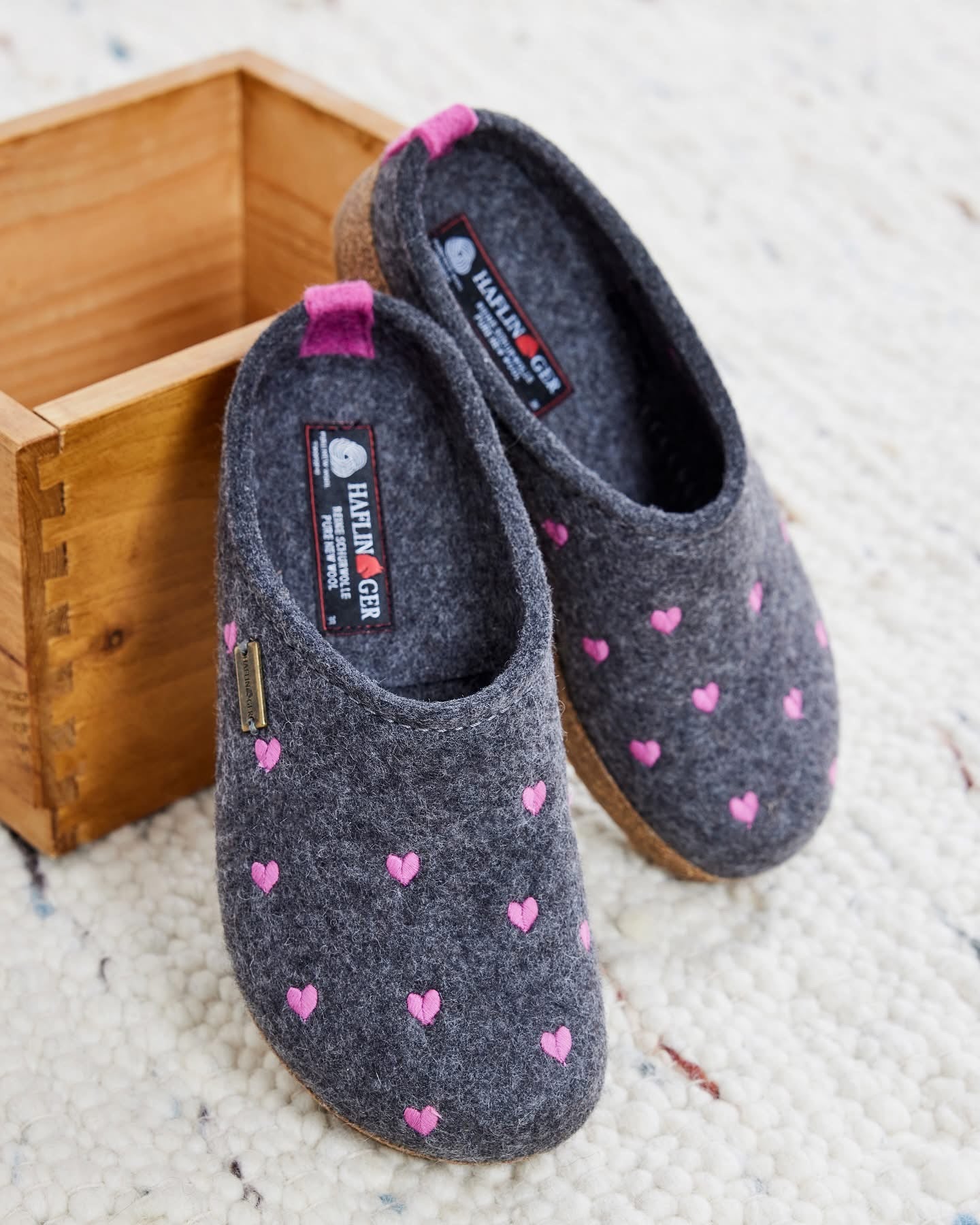HAFLINGER CUORICINI SLIPPERS Gray slippers with pink heart patterns on a textured surface