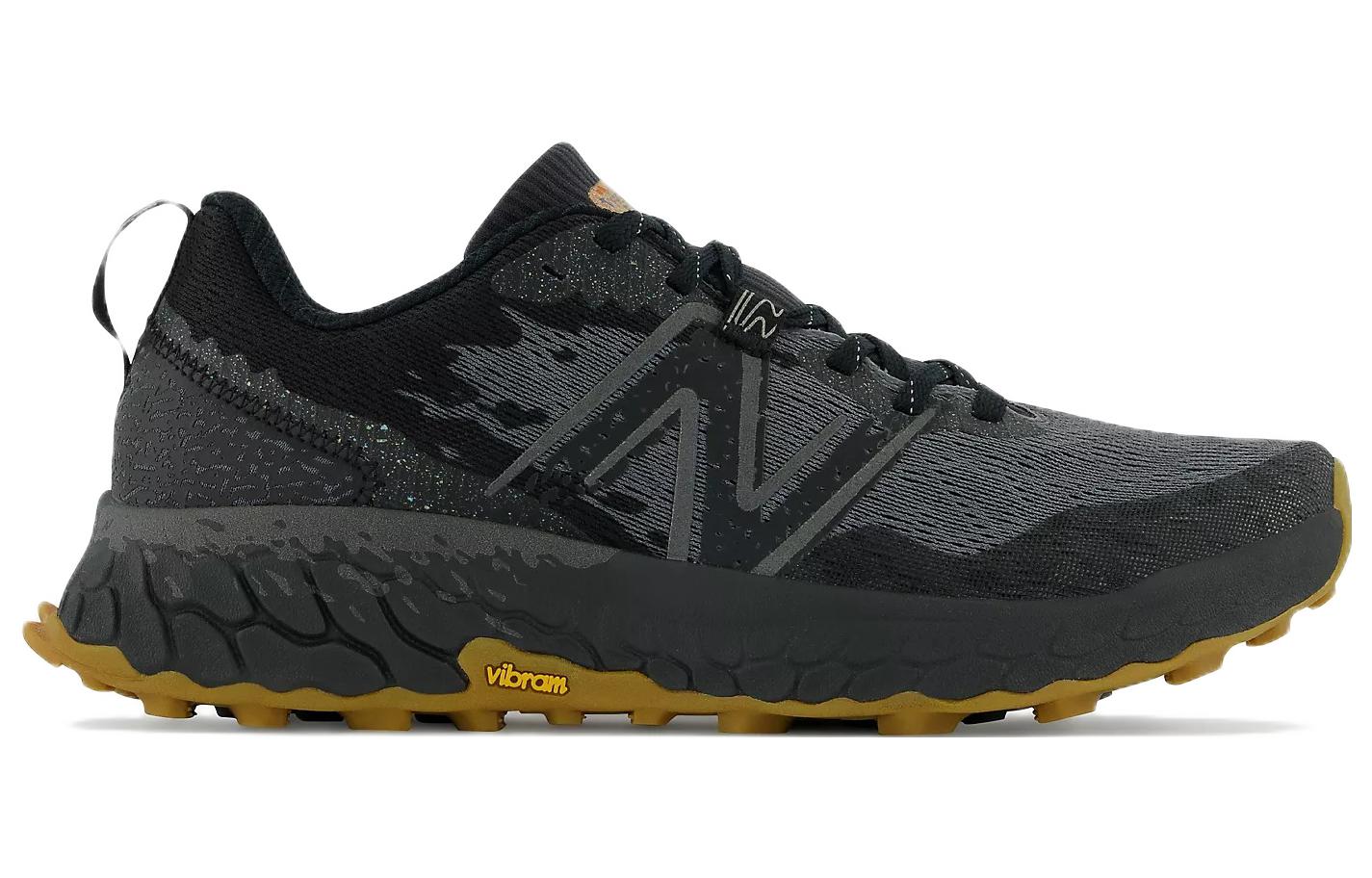 Black running shoe with yellow sole on a white background NEW BALANCE