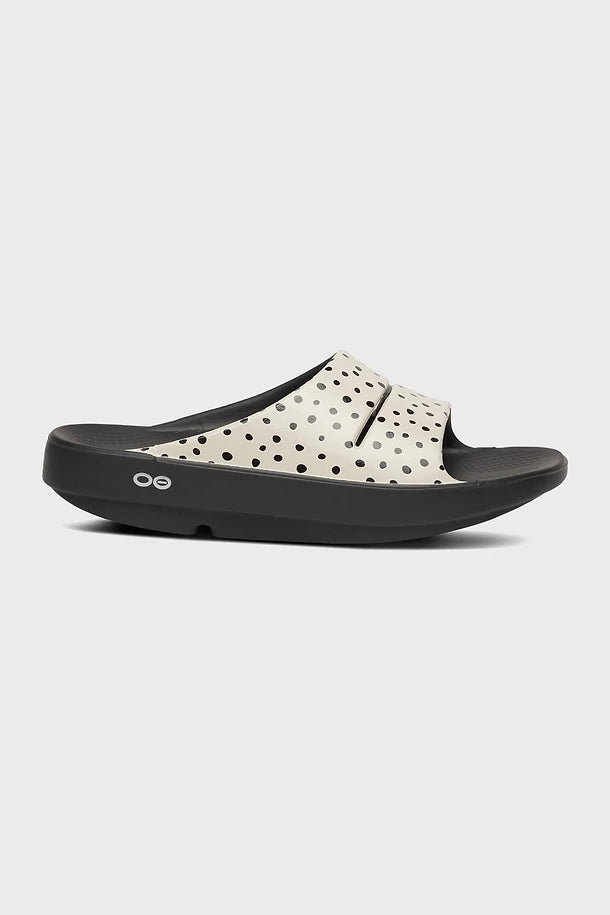 OOFOS OOahh Women's Slide Sandal Pebble black with white polka dot design on a white background