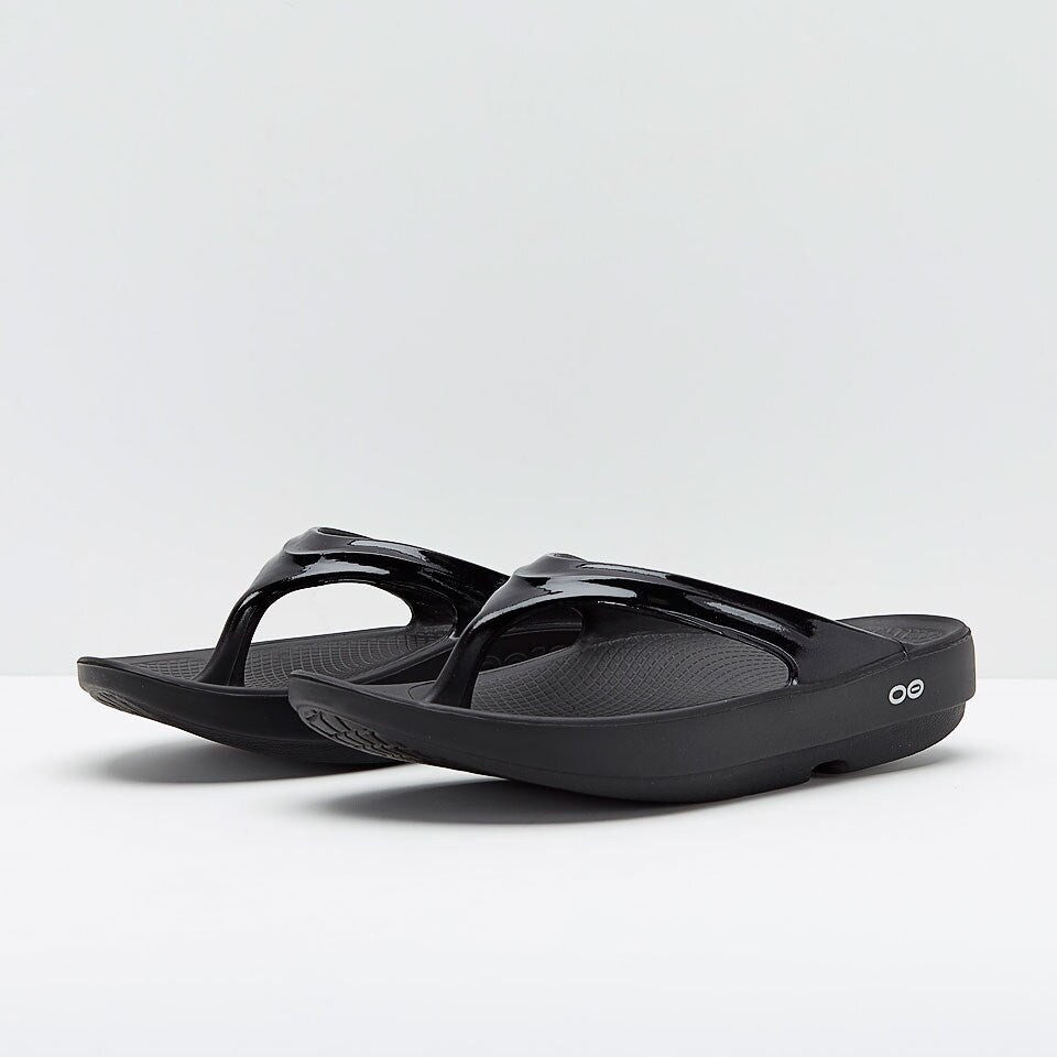 Recovery Flip-Flops Thong sport active black sandals on a white background from OOFOS Oolala brand