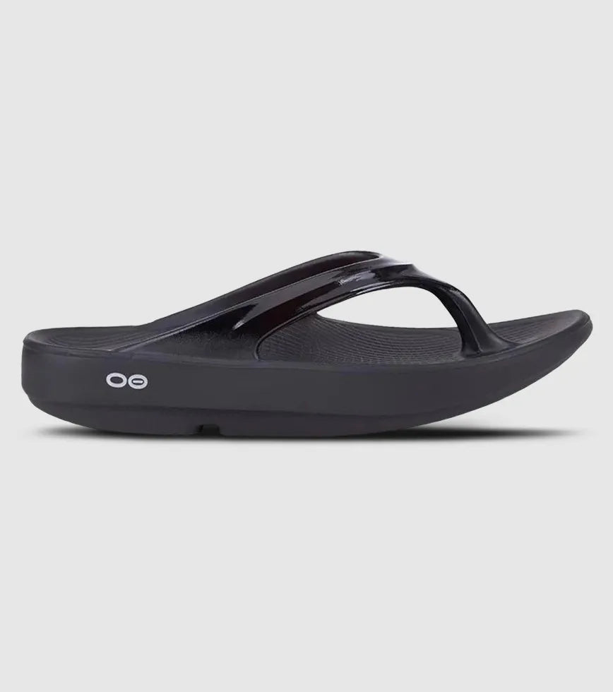 OOFOS Oolala Recovery Flip-Flops Thong sport active black sandals on a light gray background