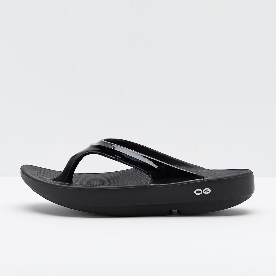 OOFOS Oolala Recovery Flip-Flops Thong sport active black sandals with a brand logo on a white background