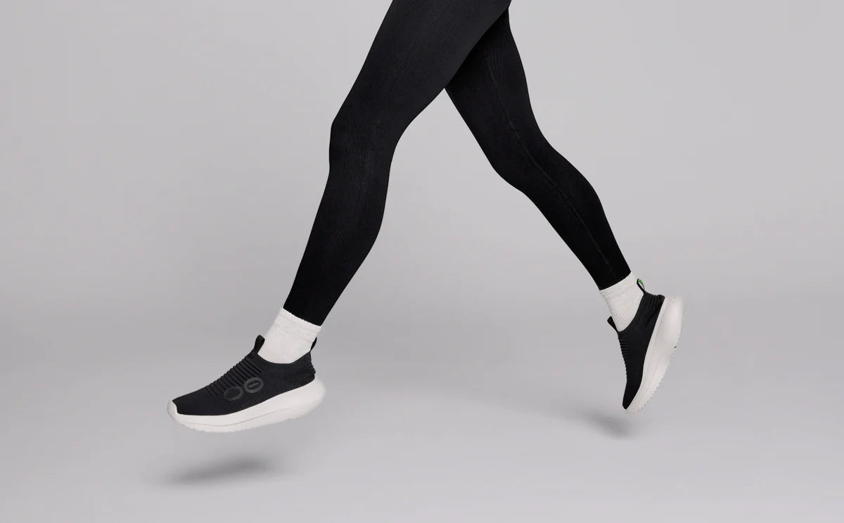OOFOS OOMY ZEN CHALK SLIP ON NOIR POUR FEMMES
