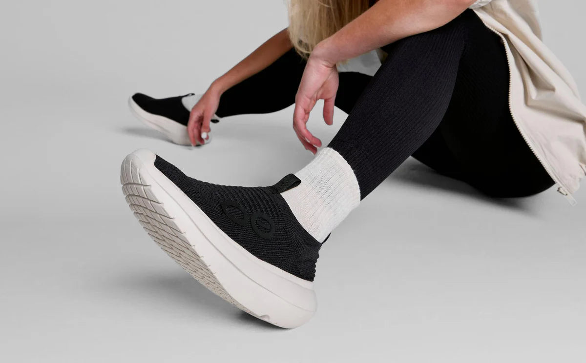 OOFOS OOMY ZEN CHALK SLIP ON NOIR POUR FEMMES