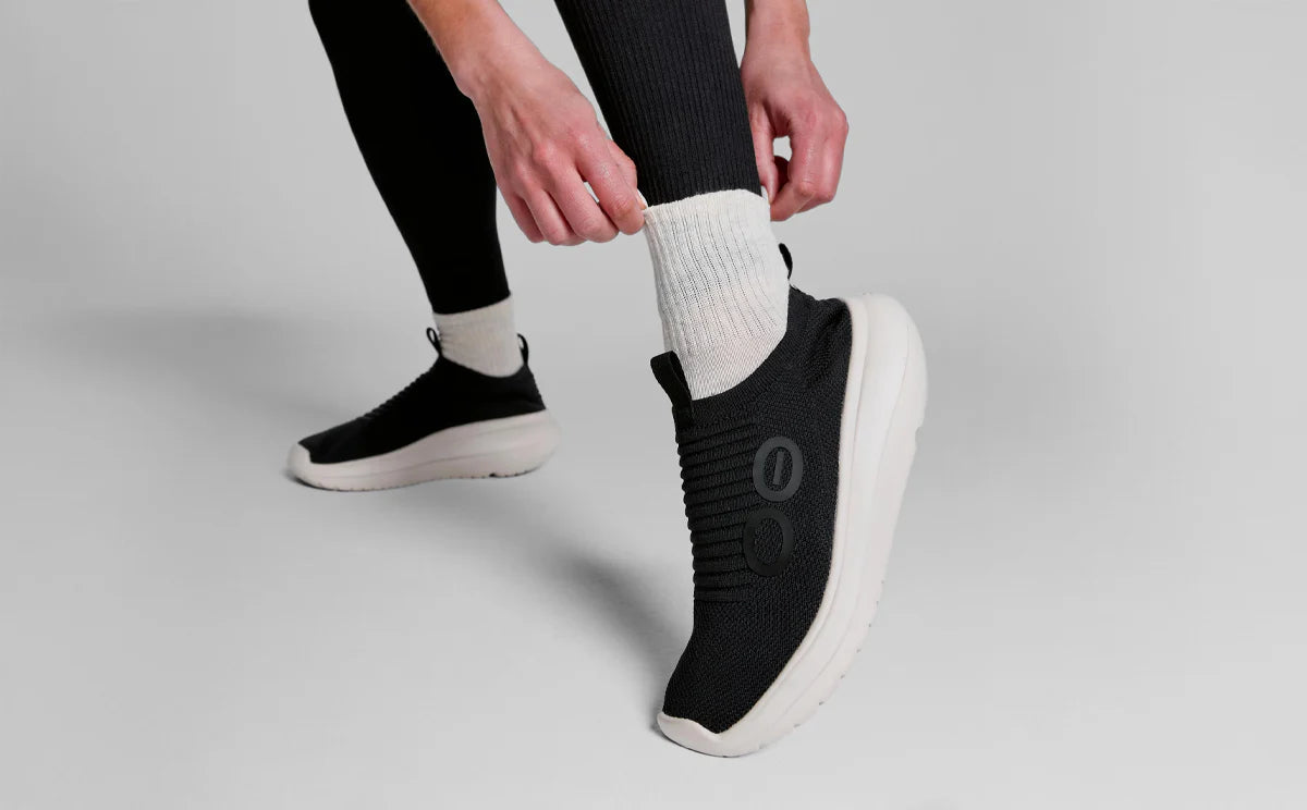 OOFOS OOMY ZEN CHALK SLIP ON NOIR POUR FEMMES