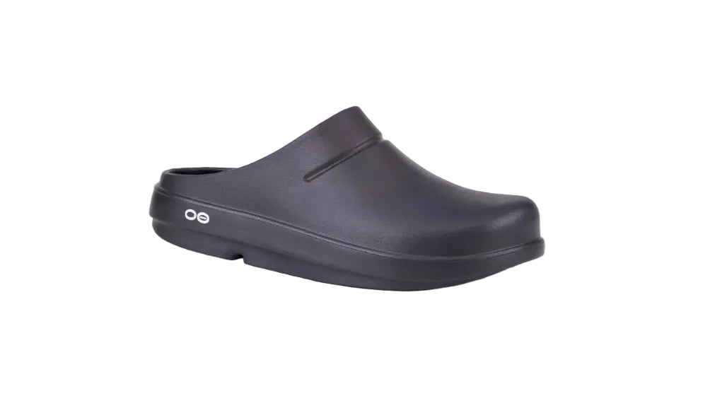 oofos-oocloog-matte-recovery-clog-black clog shoe on a white background