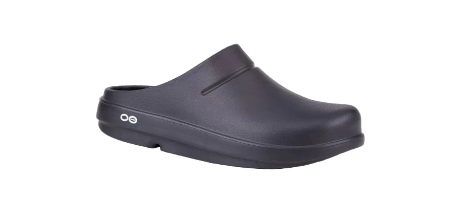 oofos-oocloog-matte-recovery-clog-black clog shoe on a white background