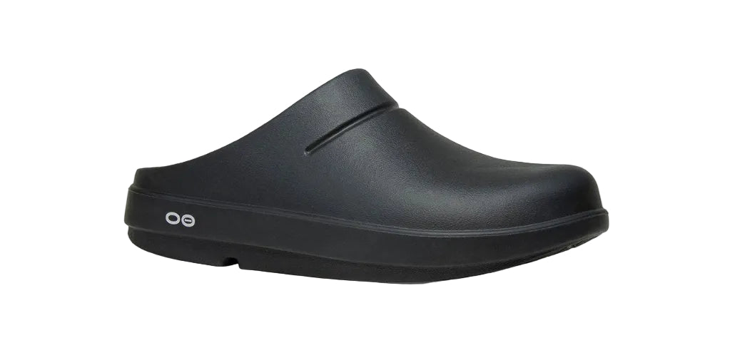 oofos-oocloog-matte-recovery-clog-black clog shoe on a white background